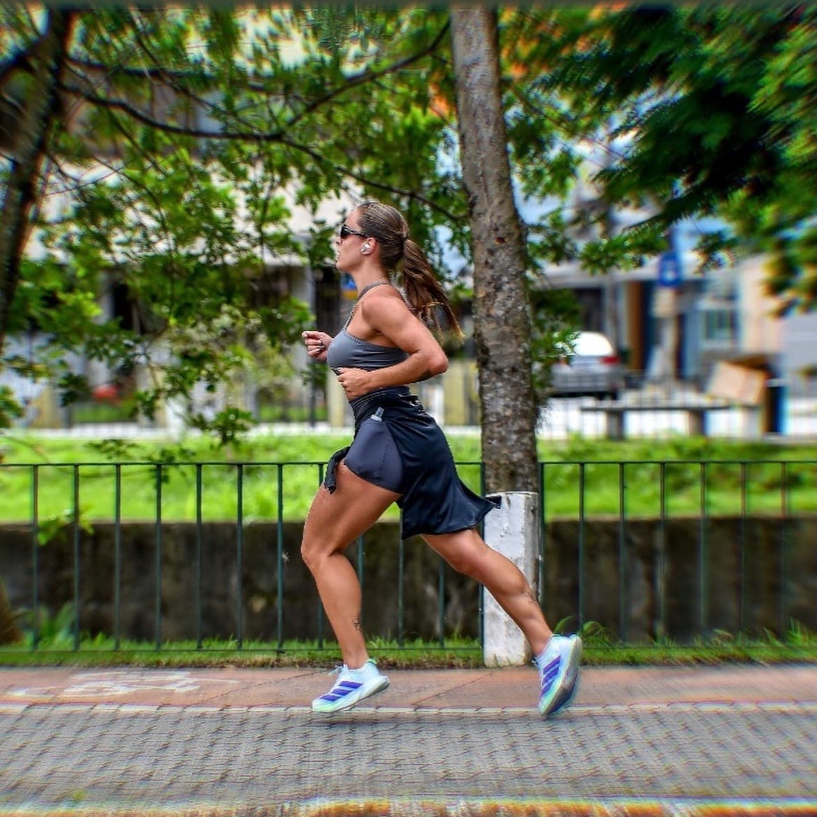 Maria Cariello correndo em treino na rua